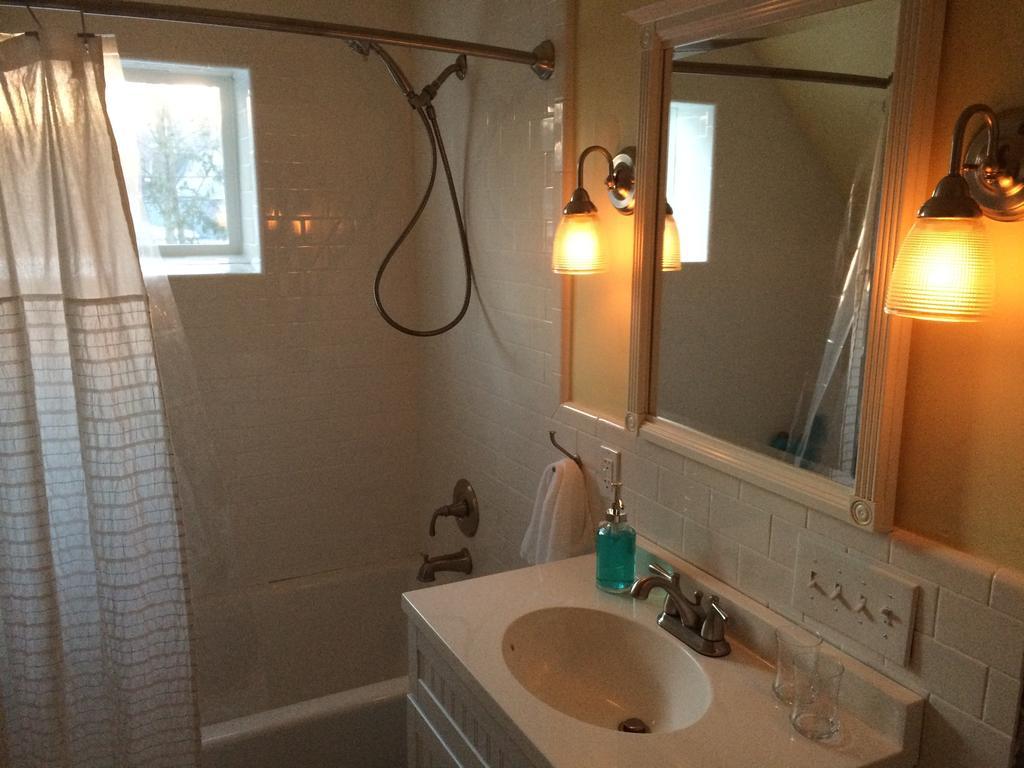 Aberdeen Stone Cottage B&B Traverse City Oda fotoğraf